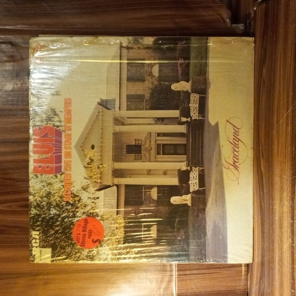 Elvis recorded live on stage in Memhis Graceland vinyl album - Picture 1 of 3